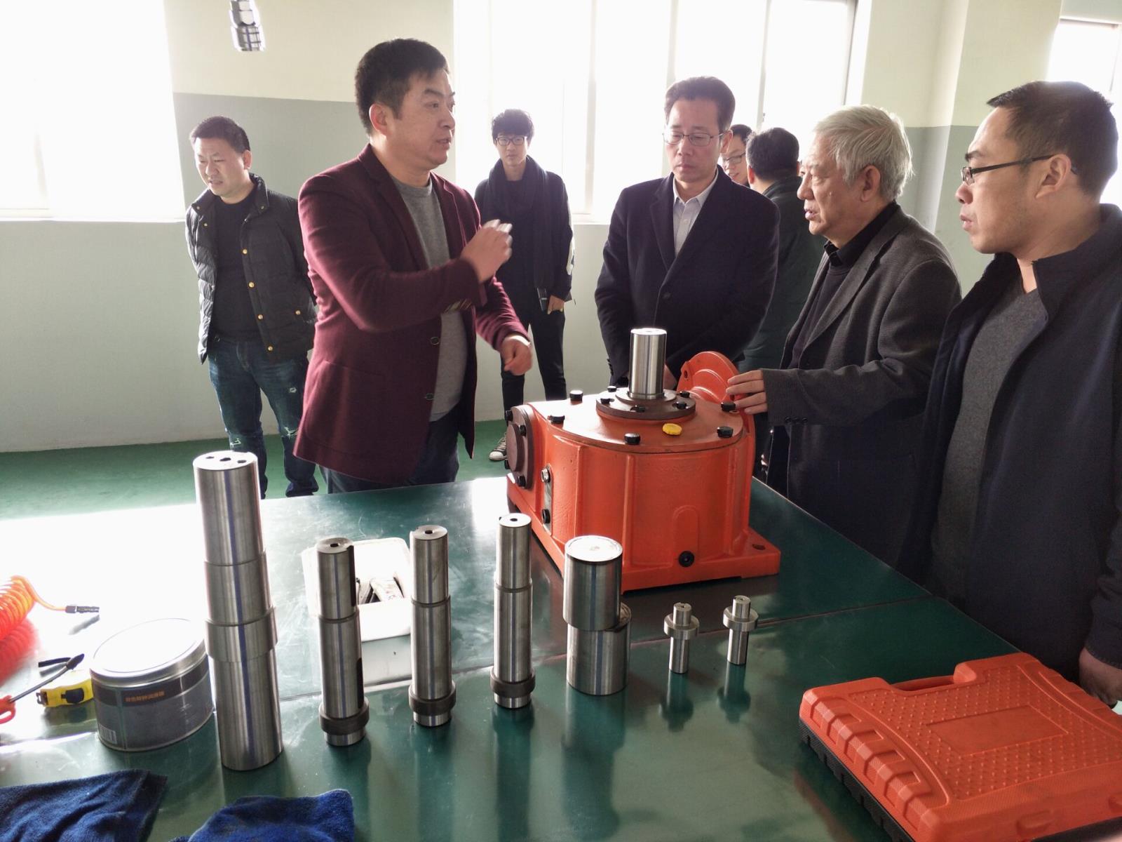 李正良總經理向林建敏副市長介紹蝸桿減速機樣機.jpg