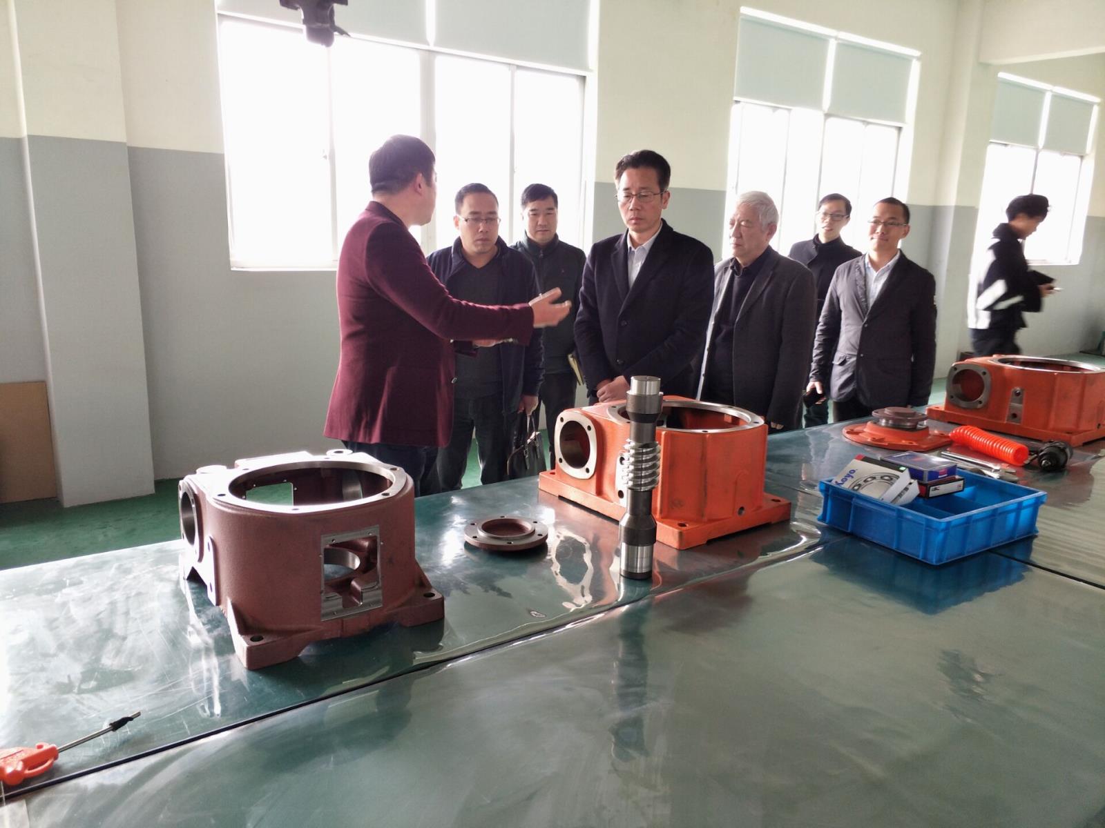 李正良總經理陪同林建敏副市長參觀減速機生產線.jpg